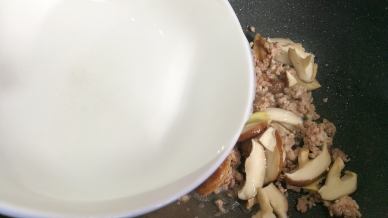 鲜掉眉毛的香菇瘦肉汤,一大碗水。