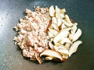 鲜掉眉毛的香菇瘦肉汤,加入香菇。