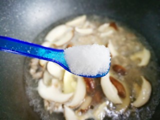 鲜掉眉毛的香菇瘦肉汤,加一勺盐。