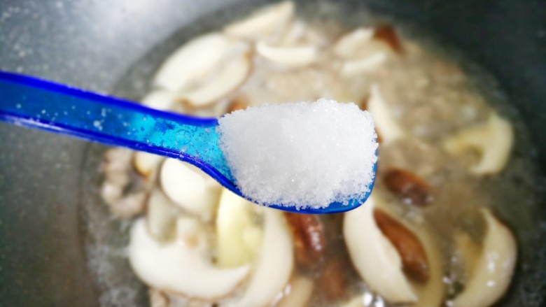 鲜掉眉毛的香菇瘦肉汤,加一勺盐。