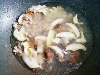 鲜掉眉毛的香菇瘦肉汤,煮3分钟。