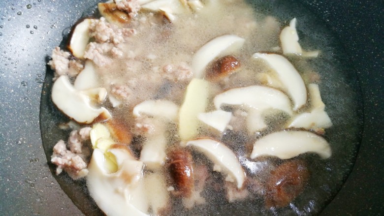 鲜掉眉毛的香菇瘦肉汤,煮3分钟。