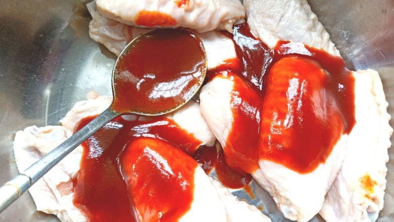 压力锅焖奥尔良肉酱鸡翅,把腌好的鸡翅葱姜取出，放入奥尔良烤肉酱