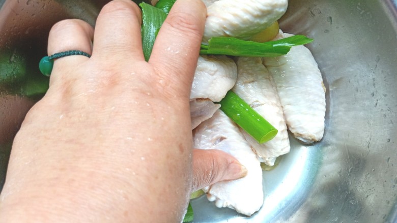 压力锅焖奥尔良肉酱鸡翅,用手抓一下入味
