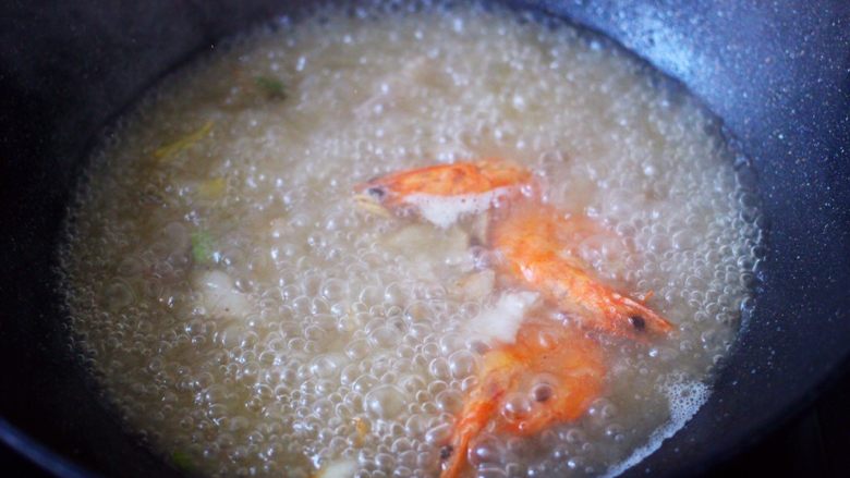 肉片海虾烩猪血,大火煮沸后。
