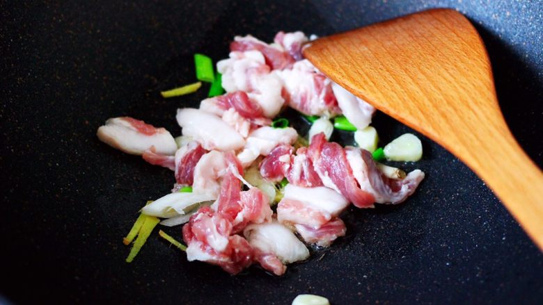 肉片海虾烩猪血,放入切片的猪肉，继续大火翻炒片刻，看见猪肉变色的时候。