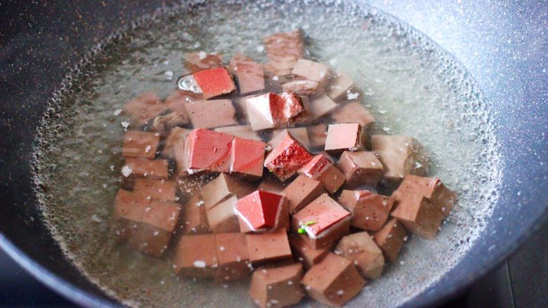 肉片海虾烩猪血,锅中倒入适量的清水，倒入5克<a style='color:red;display:inline-block;' href='/shicai/ 718'>料酒</a>和适量的盐，把猪血进行焯水，大火煮沸后，看见猪血变色，即可捞出冲洗干净后，沥干水分。