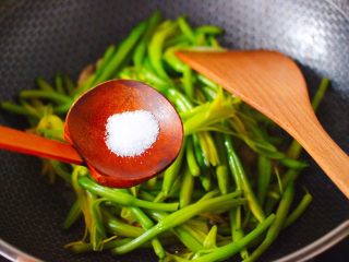 黄花菜炒肉片,根据个人口味，加入适量的盐调味。