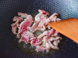 黄花菜炒肉片,加入切成的猪肉，大火快速翻炒至猪肉变色的时候。