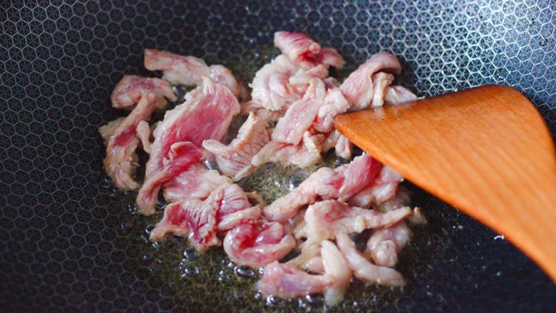 黄花菜炒肉片,加入切成的猪肉，大火快速翻炒至猪肉变色的时候。