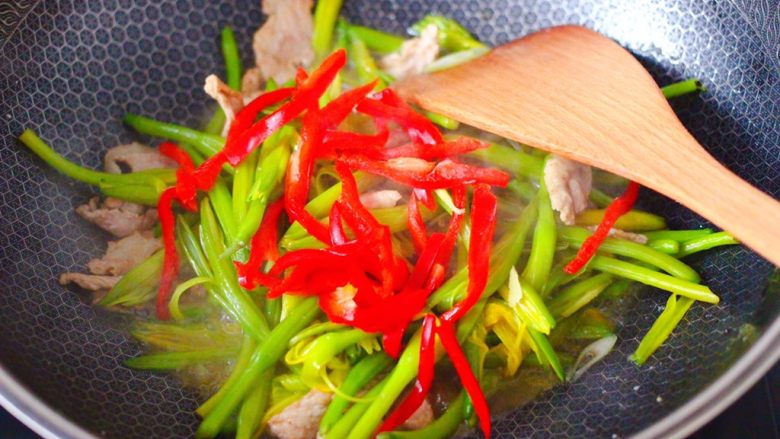 黄花菜炒肉片,放入切丝的红椒。