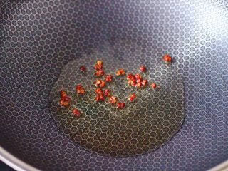 黄花菜炒肉片,锅烧热后，小火慢慢炸香花椒后，捞出不用。