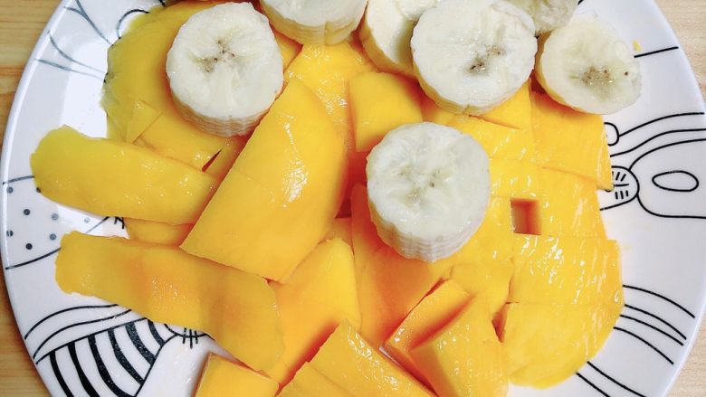 芒果麦片坚果露,将芒果、香蕉切块儿备用。