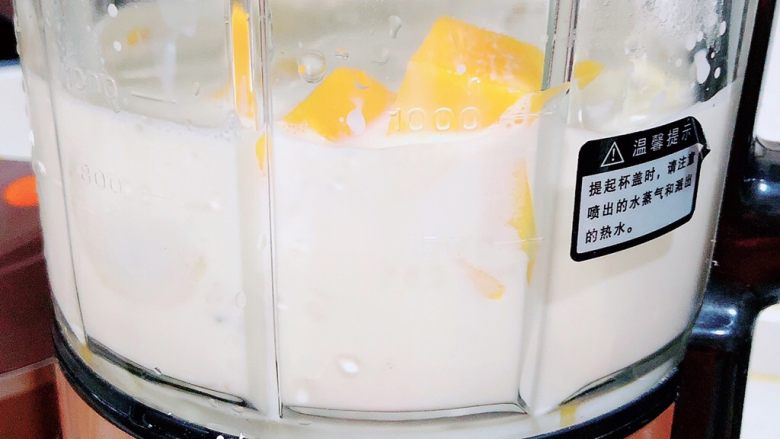 芒果麦片坚果露,再加入一定量的牛奶。