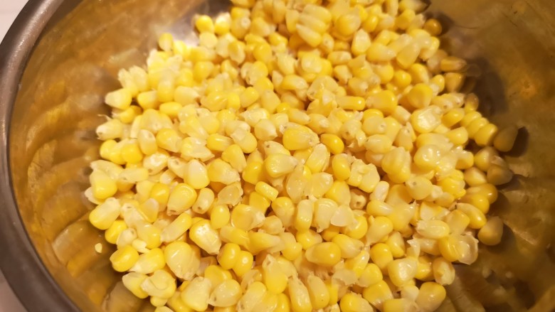 椒盐玉米烙,煮熟的玉米剥玉米粒儿。