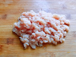 糯米藜麦鸡胸时蔬烧菜,切成小丁，切的尽量小一点。