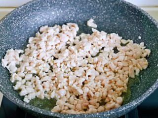糯米藜麦鸡胸时蔬烧菜,煸炒至鸡丁变色。