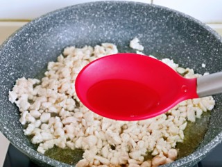 糯米藜麦鸡胸时蔬烧菜,加入料酒去腥。