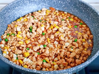 糯米藜麦鸡胸时蔬烧菜,翻炒均匀，中火煮1分钟。