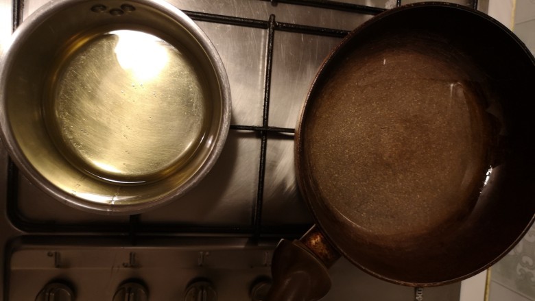 椒盐玉米烙,平底锅加少许油，另一个锅把剩下的油同时加热。