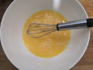 菠菜鸡蛋糕,鸡蛋磕入碗中，搅拌均匀
