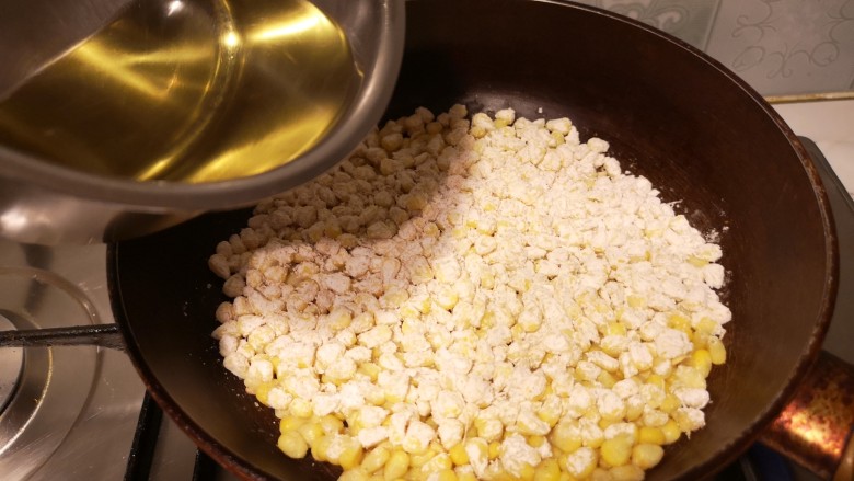 椒盐玉米烙,等剩下的油热之后加入到平底锅中。