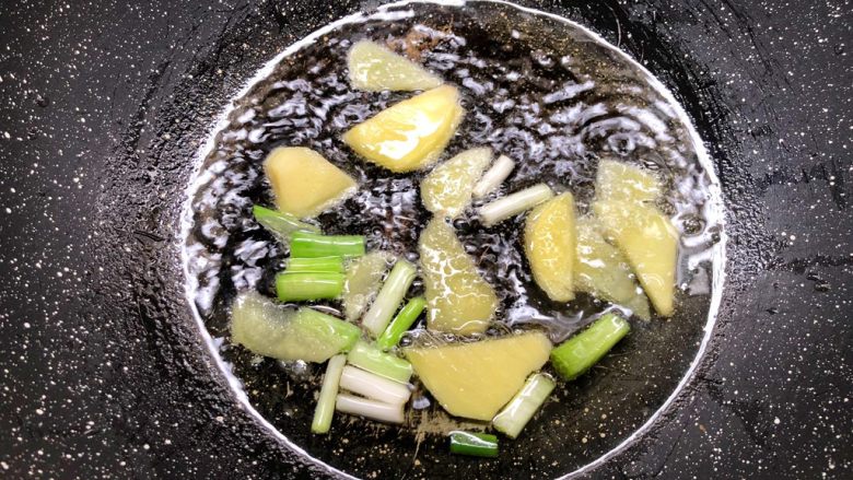 青蛾丝瓜汤,热锅放入少许油，把姜片和葱白放入炒出香味。