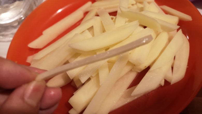 土豆生菜汤,切成片儿，不要太薄。那