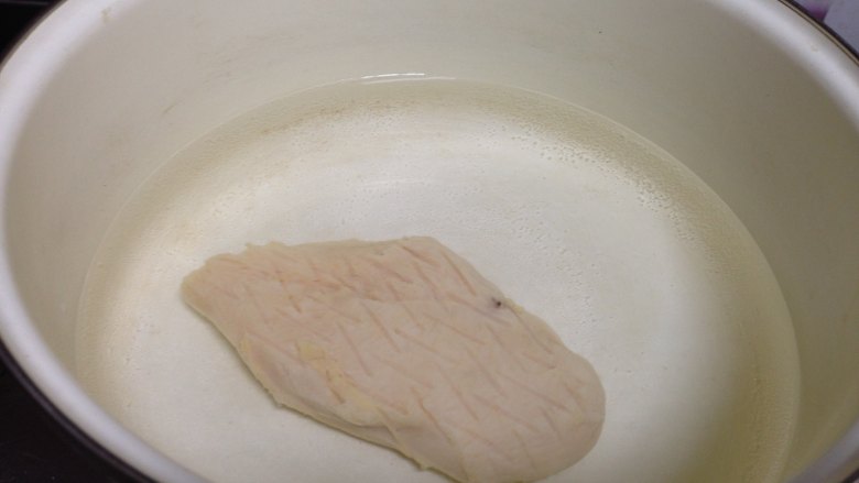 黄瓜拌鸡丝,把鸡胸肉放入开水中煮5分钟捞出过凉