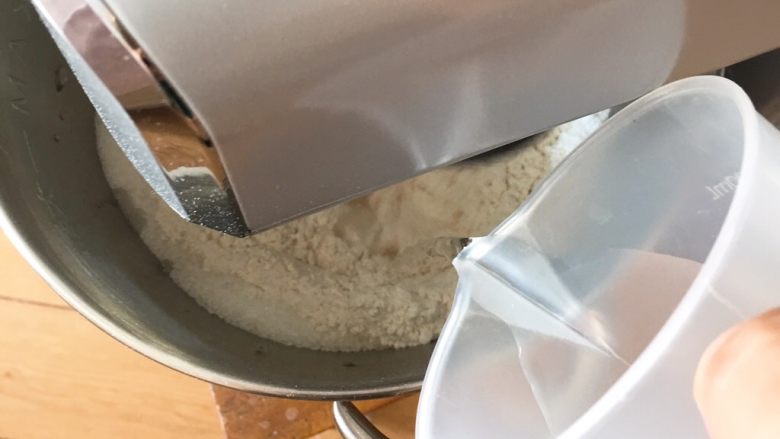 椰蓉酸奶味面包,厨师机搅拌一下混合，倒入清水。