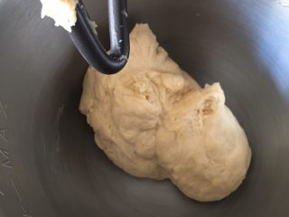 椰蓉酸奶味面包,启动厨师机中速揉面10分钟，检查面团硬湿度。