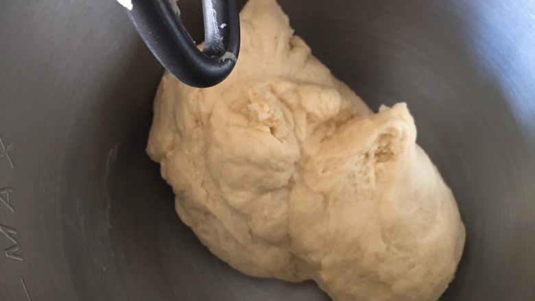 椰蓉酸奶味面包,启动厨师机中速揉面10分钟，检查面团硬湿度。