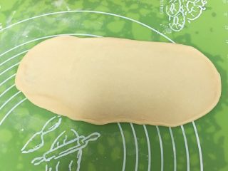 椰蓉酸奶味面包,将剂子擀成椭圆形。