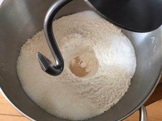 椰蓉酸奶味面包,高筋粉和低筋粉混合，发酵粉放中间，盐和细砂糖对角放。