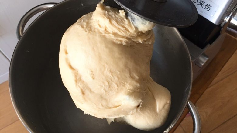 椰蓉酸奶味面包,厨师机揉面12分钟的状态。