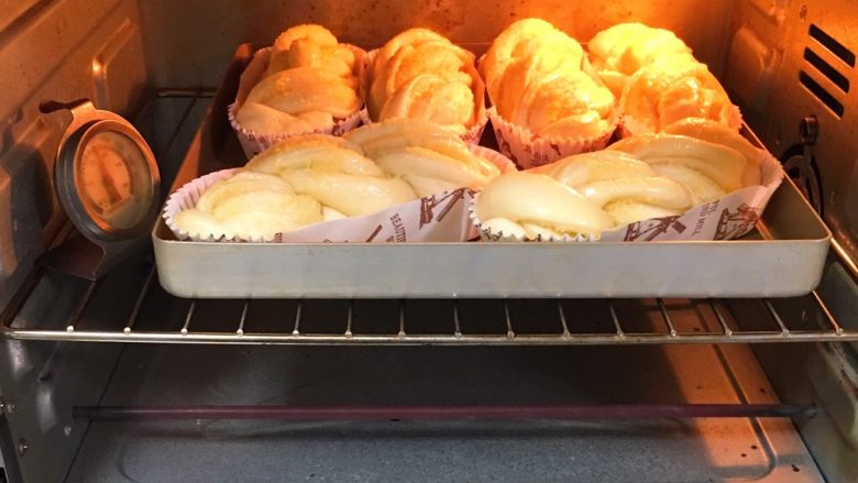 椰蓉酸奶味面包,烤箱预热至180度，金盘送入烤箱烤制20分钟。