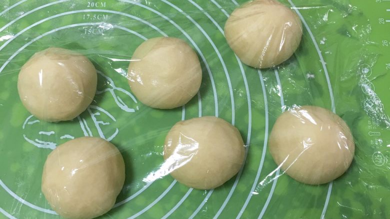 椰蓉酸奶味面包,分成六个剂子，盖上保鲜膜静置10分钟。