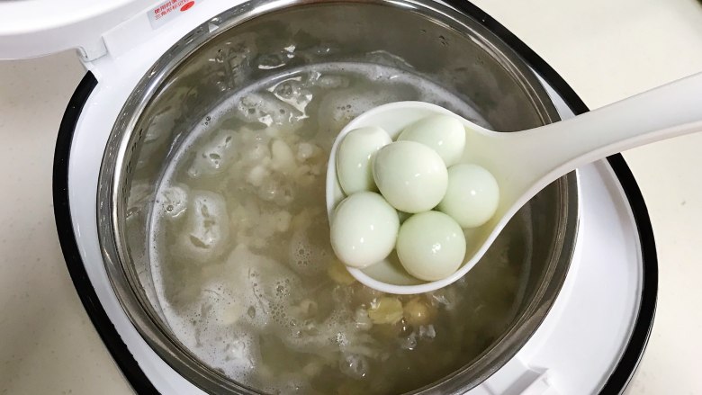 五果甜汤,待汤煮至剩余5分钟时，加入鹌鹑蛋。