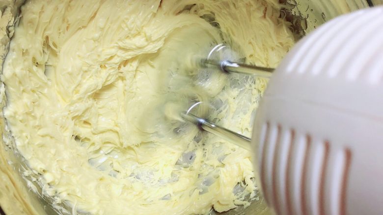 肉松海苔麦芬蛋糕,黄油软化，用打蛋器打发，30秒左右。