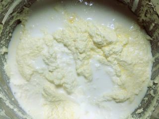 肉松海苔麦芬蛋糕,再加入牛奶、淡奶油。