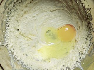 肉松海苔麦芬蛋糕,鸡蛋一个一个逐一加入到打发的黄油里，继续打发。