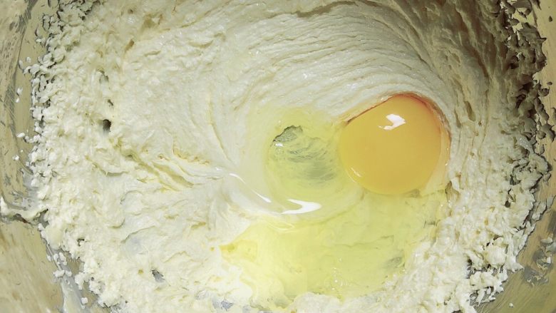 肉松海苔麦芬蛋糕,鸡蛋一个一个逐一加入到打发的黄油里，继续打发。