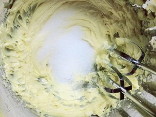 肉松海苔麦芬蛋糕,分三次加入白砂糖，继续打发。大概60秒钟。