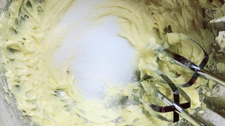 肉松海苔麦芬蛋糕,分三次加入白砂糖，继续打发。大概60秒钟。