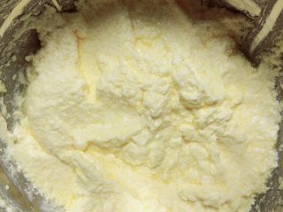 肉松海苔麦芬蛋糕,使蛋黄和黄油充分融合，打发完成。