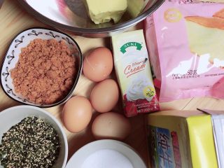 肉松海苔麦芬蛋糕,准备好食材。黄油、淡奶油、鸡蛋、牛奶、低筋面粉、白糖、肉松、海苔芝麻。