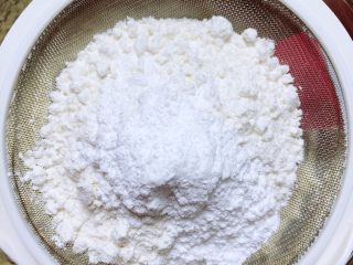 肉松海苔麦芬蛋糕,将面粉、泡打粉、盐过筛，筛入黄油里。