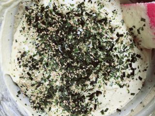 肉松海苔麦芬蛋糕,再加入海苔芝麻碎。