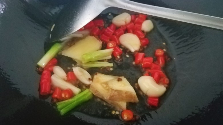 五味酸辣白汤鱼🐟 开胃大菜 全家都喜欢,热锅热油下葱、姜、蒜、酸辣椒、花椒粒爆香