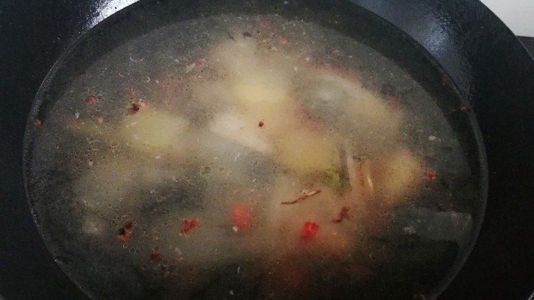 五味酸辣白汤鱼🐟 开胃大菜 全家都喜欢,加水一大锅，因为要慢火熬酸汤，所以水要多